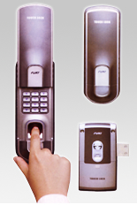 １００指まで登録可能な指紋開錠とテンキー操作の暗証番号（4ケタ～12ケタ）による開錠可能です。